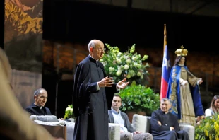 Monsignor Fernando Ocáriz gives a talk during his July 2024 visit to Santiago, Chile. Credit: Courtesy of Prelature of the Holy Cross and Opus De/Flickr
