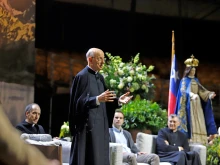 Monsignor Fernando Ocáriz gives a talk during his July 2024 visit to Santiago, Chile.