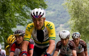Cyclists during an earlier edition of the Giro d’Italia. Credit: filip bossuyt, CC BY 2.0, via Wikimedia Commons
