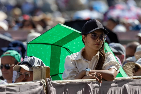 A pilgrim braves soaring temperatures at the Wednesday general audience in St. Peter's Square, Wednesday, June 25, 2025. Credit: Daniel Ibáñez/CNA