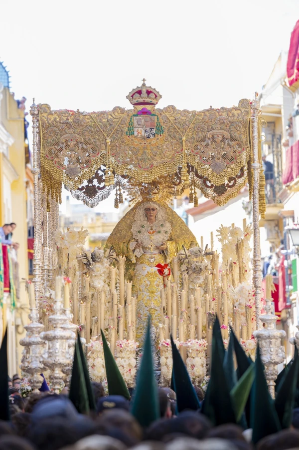 Procession of the Virgin of the Macarena during Holy Week 2024. Credit: Emilio Sáenz/Macarena Brotherhood