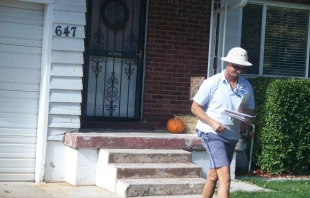 Mailman on the job in Salt Lake City. Credit: Bobjgalindo, CC BY 4.0, via Wikimedia Commons