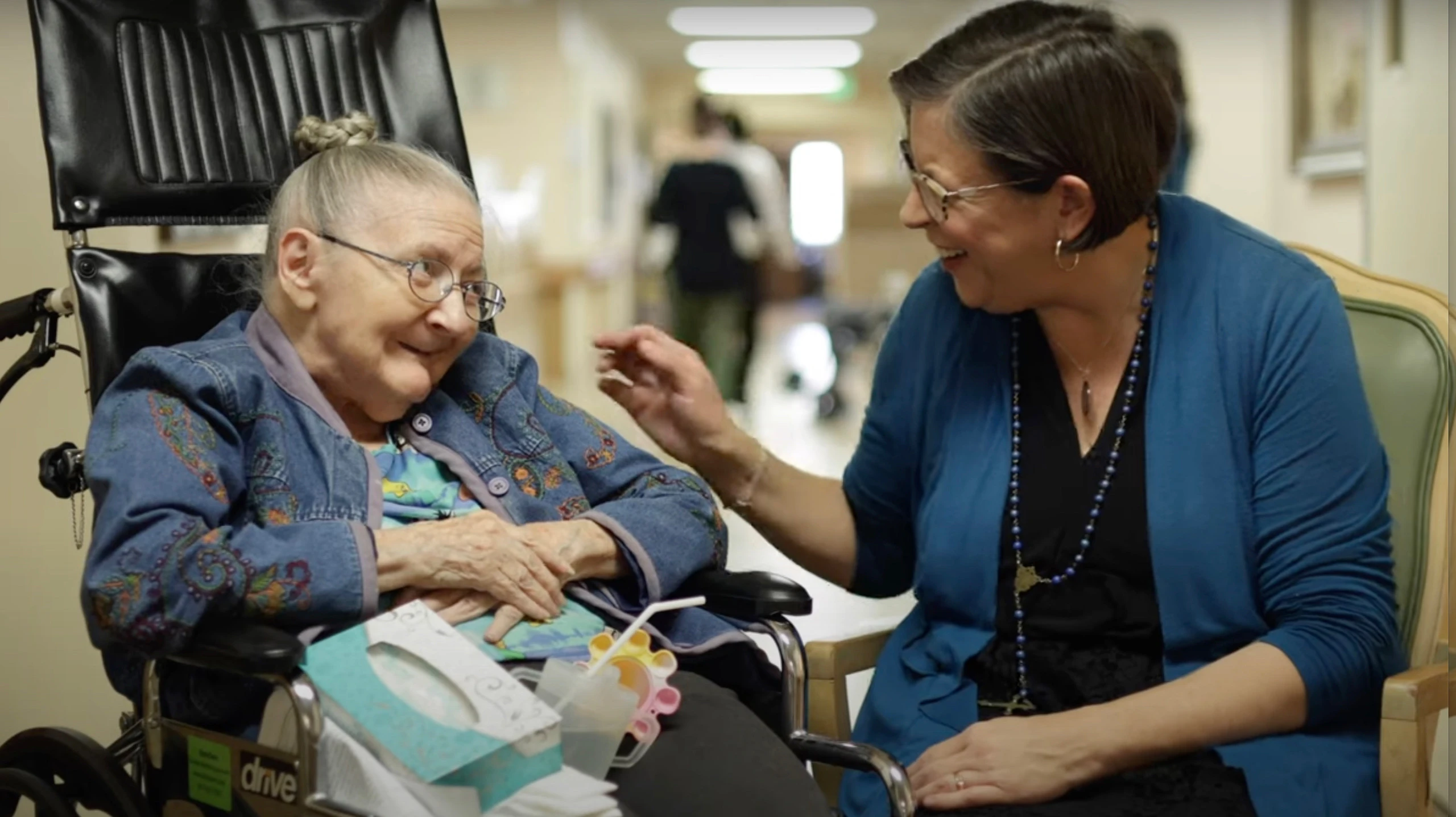 Melanie McClanahan, a Rosary Team volunteer, with a resident.?w=200&h=150