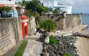 Scene of the walled city of Old San Juan, Puerto Rico. The oldest governor’s mansion under the American flag, La Fortaleza, is top right. Credit: Wikimedia Commons