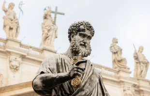 Statue of St. Peter on St. Peter's Square at the Vatican. Credit: Daniel Ibáñez/CNA