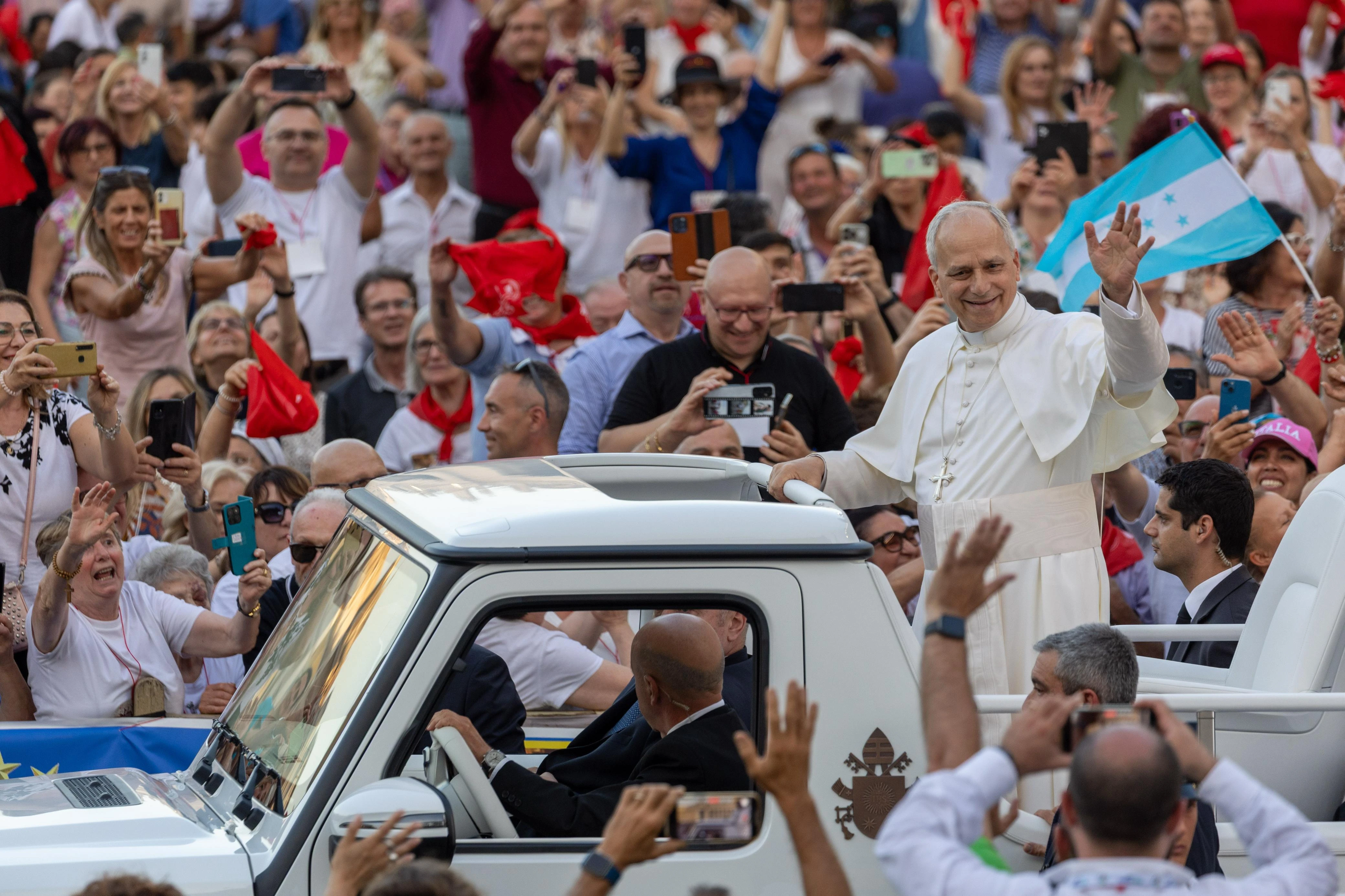 Pope Leo XIV greets the faithful at a Pentecost prayer vigil in St. Peter's Square, Saturday, June 7, 2025?w=200&h=150