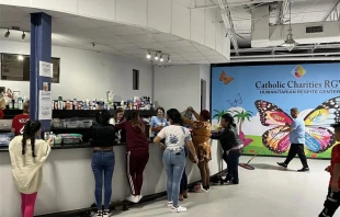 Volunteers and staff with Catholic Charities of the Rio Grande Valley assist Latin American and Haitian migrants at a migrant shelter in McAllen, Texas. Credit: Peter Pinedo/CNA