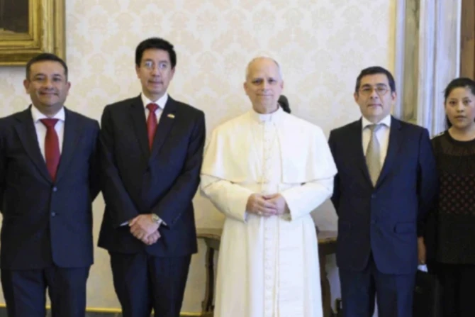 Pope Leo XIV with Peruvian registrars