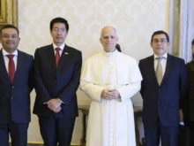 Pope Leo XIV with Peruvian registrars this Friday, May 30, at the Vatican.