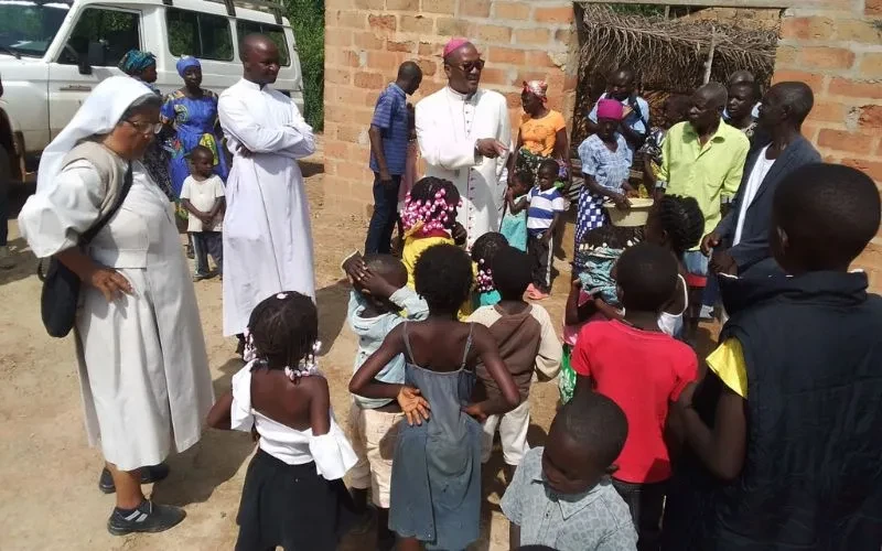 Bishop Maurício Agostinho Camuto of the Diocese of Caxito in Angola greets children at Our Lady of the Assumption Parish of his Episcopal See.?w=200&h=150