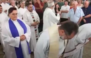 Anglican minister Vivian Schwanke De Oliveira in the entrance procession of the Mass for the installation of the archbishop of Chapecó in Brazil. Credit: Courtesy of Archdiocese of Chapecó/Screenshot