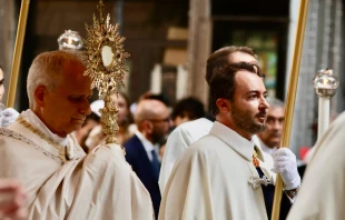 Pope Leo XIV leads a Eucharistic procession in Rome on June 22, 2025, for the feast of Corpus Christi. Credit: Daniel Ibañez/EWTN