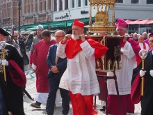 In the morning, the Holy Blood is venerated in St. Salvator Cathedral during a Eucharistic celebration, with archbishop of Tehran Cardinal Dominique Mathieu concelebrating. Then during the procession, he carries the reliquary for part of the route on May 29, 2025.