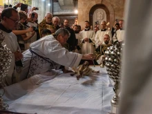 The custos of the Holy Land, Father Francesco Patton, anoints the statue of Jesus on the Stone of Anointing during the ceremony known as the “funeral procession” on Good Friday night 2024. According to the tradition and the Status Quo, on the evening of Good Friday — both Catholic and Orthodox — the rite of preparing Jesus’ body for burial is reenacted on this stone during the so-called “funeral procession.”