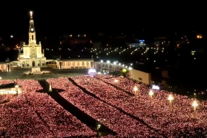 Candlelight procession at Fatima on May 12, 2025.?w=200&h=150