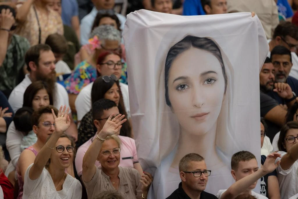 Pilgrims at the Wednesday general audience Aug. 9, 2023, hold up an image of the Virgin Mary.?w=200&h=150