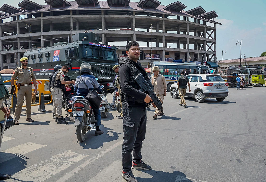 A policeman stands guard at a checkpoint along a street in Srinagar on May 1, 2025. Indian Prime Minister Narendra Modi has given the military “operational freedom” to respond to a deadly attack in Kashmir that New Delhi has blamed on arch-rival Pakistan, a senior government said on April 29.?w=200&h=150
