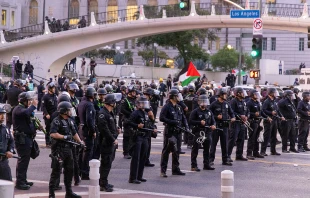 LAPD rally as a curfew takes effect in Los Angeles on June 10, 2025, following days of protests in response to federal immigration operations that saw clashes spread across downtown. Credit: BENJAMIN HANSON/Middle East Images/AFP via Getty Images