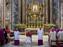Pope Leo XIV prays at St. Mary Major, May 25, 2025.
