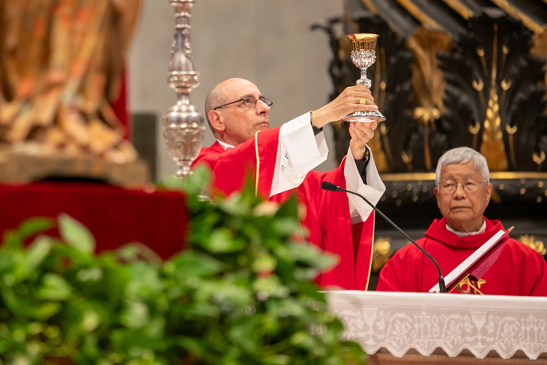 Cardinal Víctor Manuel Fernández elevates the chalice during the sixth Novendiales Mass for Pope Francis on May 1, 2025, in St. Peter’s Basilica at the Vatican.?w=200&h=150