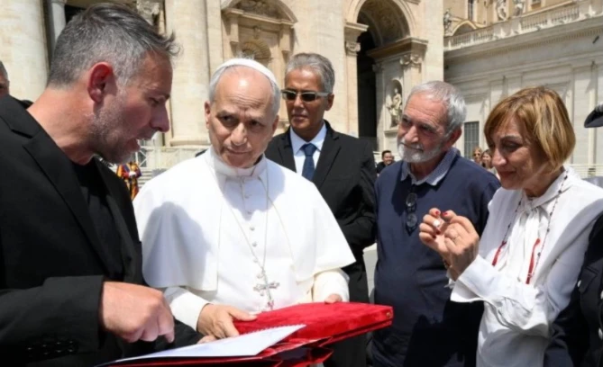 Pope Leo XIV speaks with prisoners who attended his general audience on June 4, 2025.?w=200&h=150