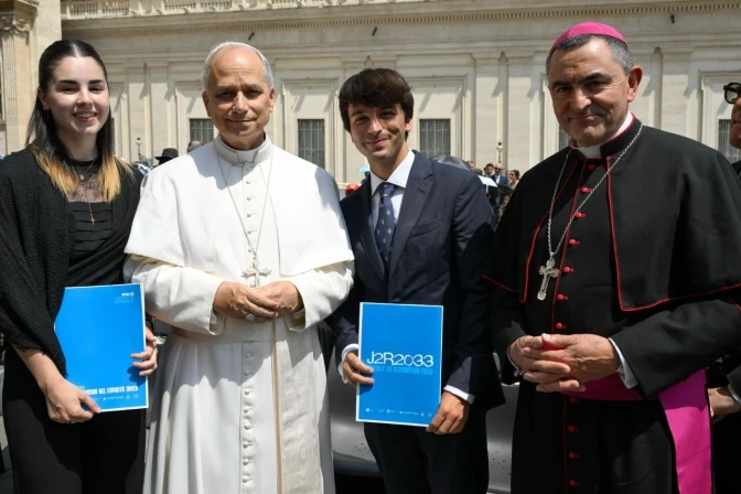 Fernando Moscardó (center) and his friend Patricia (far left) meet with Pope Leo XIV and Bishop Mikel Garciandía of Palencia (right) after the Holy Father’s general audience on Wednesday, June 11, 2025.?w=200&h=150