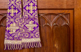 Purple stole and confessional. Credit: Roman023_photography/Shutterstock