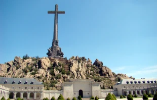 A monumental cross towers above the Valley of the Fallen complex. Credit: Wikimedia Commons