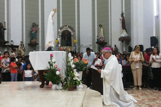 Pope Leo XIV, when he was bishop of Chiclayo (Peru), recites the prayer of consecration before Our Lady of Fátima.?w=200&h=150