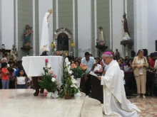 Pope Leo XIV, when he was bishop of Chiclayo (Peru), recites the prayer of consecration before Our Lady of Fátima.