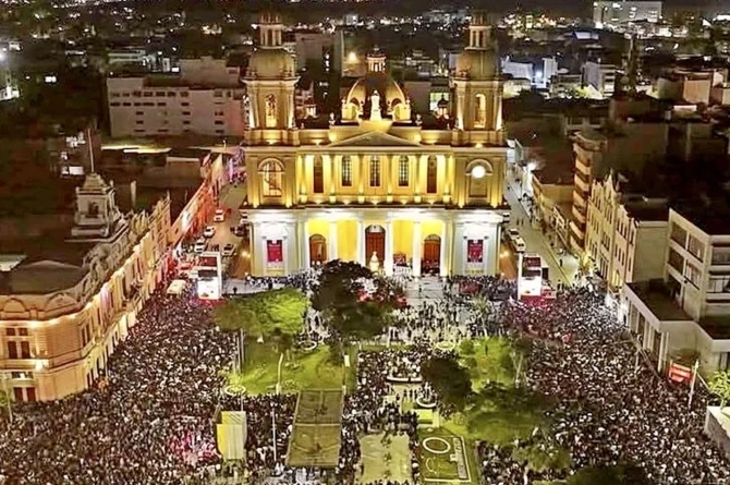 More than 10,000 faithful gather on May 10, 2025, in front of the Cathedral of Santa María de Chiclayo in Peru to celebrate a Thanksgiving Mass for the election of Pope Leo XIV.?w=200&h=150