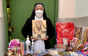 A member of the Dominican Sisters’ Congregation of St. Rose of Lima in northern Italy sells prints at the Santa’s Sanctuary of Lima. Credit: Abel Camasca/ACI